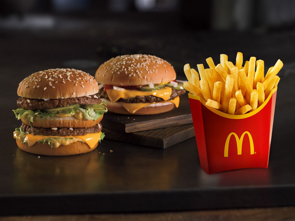 Плюс-сайз модели в мини-бикини, жесткий троллинг McDonald’s от Burger King и другие итоги digital-недели