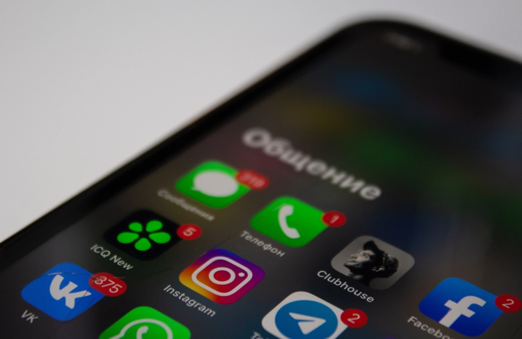 Обновления ноября: YouTube без дизлайков и встряхивания смартфона в Instagram