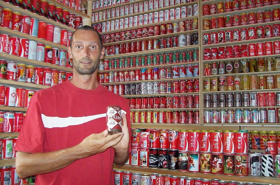 Коллекция из 11 000 уникальных банок и бутылок «Кока-колы» Давида Адриани из Италии попала в книгу рекордов Гиннесса