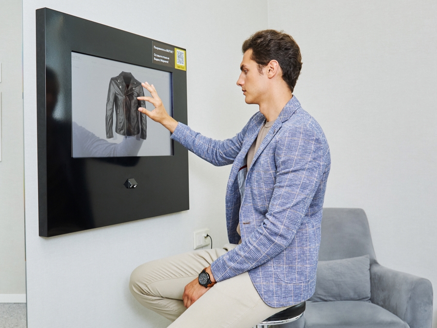 Интерактивные экраны, с помощью которых можно выбирать и заказывать вещи в примерочную Интерактивные экраны, с помощью которых можно выбирать и заказывать вещи в примерочную