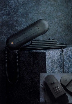 Несмотря на небольшой размер, цветной логотип выделялся на черной телефонной трубке Несмотря на небольшой размер, цветной логотип выделялся на черной телефонной трубке