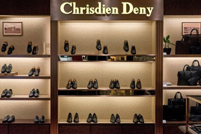 Типографика и название этой китайской марки напоминают Christian Dior Типографика и название этой китайской марки напоминают Christian Dior