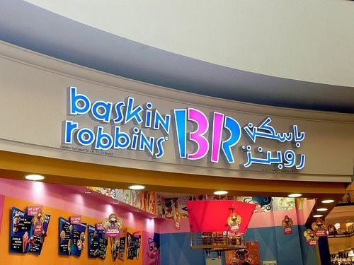 Так выглядит логотип Baskin Robbins в России, в оригинале на латинице и в арабских странах