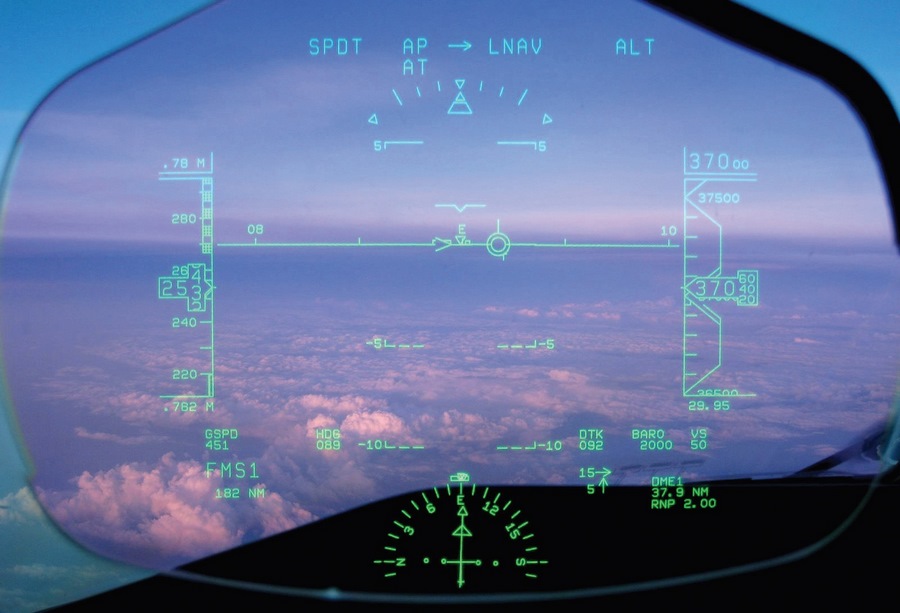 Индикатор на лобовом стекле истребителя