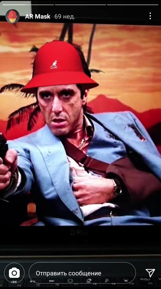 Маска рекламировала головные уборы магазина