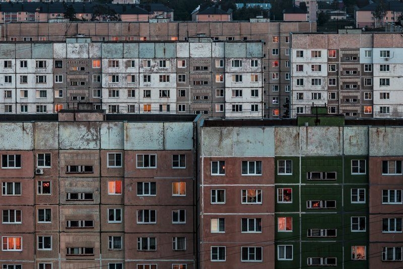 Мой район похож на этот. В одном из таких окон можно разглядеть меня и мой монитор Мой район похож на этот. В одном из таких окон можно разглядеть меня и мой монитор