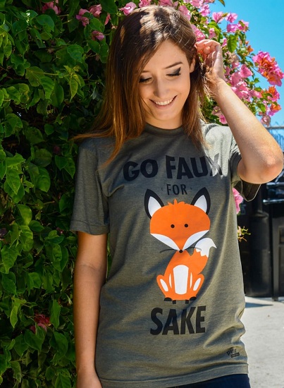 Как и защитники животных. Девушка на фото призывает носить искусственный мех ради жизни лисичек