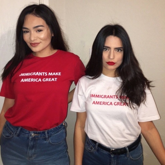 В Штатах после избрания Трампа случился бум слоганов на футболках – как «за», так и «против». Вот так протестовали иммигранты