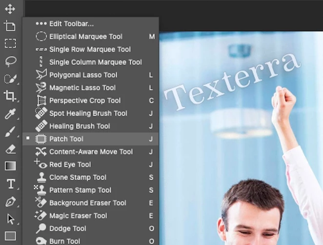 Так выглядит инструмент «Заплатка» (Patch Tool)