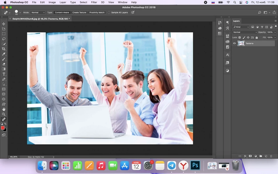 Вот как выглядит результат использования инструмента «заплатка» для удаления водяного знака с фото