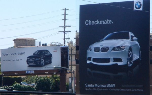 Словесная пикировка Audi и BMW на рекламных щитах: «Твой ход, BMW!»-«Шах и мат». Самое забавное, что щиты находились напротив друг друга