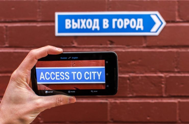 Мгновенный перевод вывесок и указателей, стоит навести камеру смартфона из приложения Google Translate