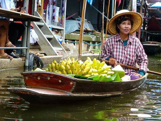 Лучше продавать бананы в Таиланде на рынке, чем торговать услугами в Москве или Питере. Но книга Дэвида Ньюмана может изменить ваше мнение