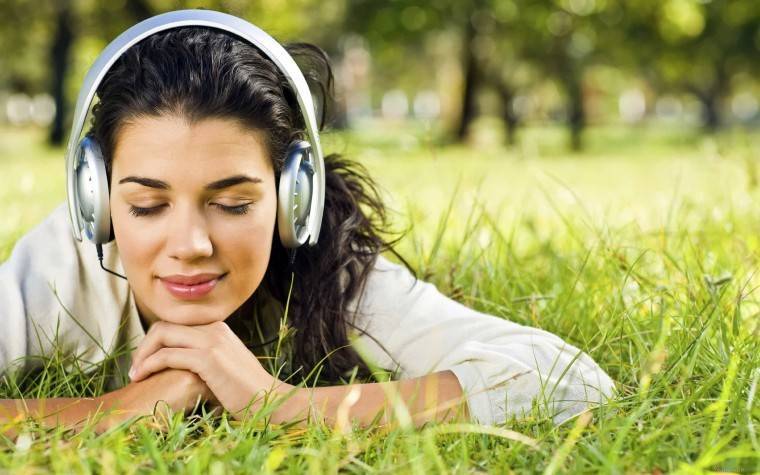 Прослушивание аудиоподкаста позволяет получать новую информацию, давая отдохнуть глазам