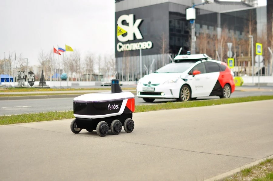 Робот-курьер «Яндекс.Ровер» доставляет еду в Сколково (фото «Яндекса»)