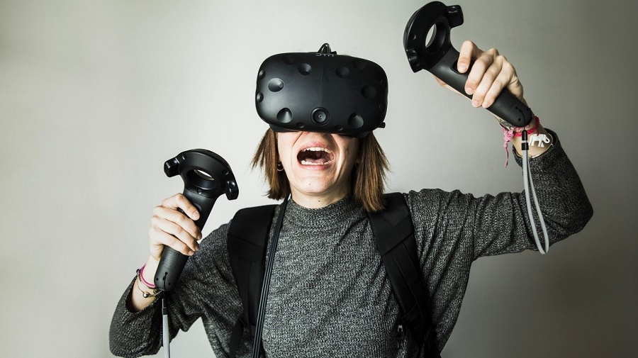 На текущий момент устройства VR и AR достаточно дорогостоящие и популярны только в игровой индустрии