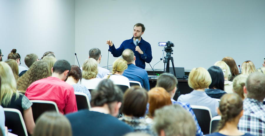 Максим Ильяхов обучает слушателей редакторскому мастерству