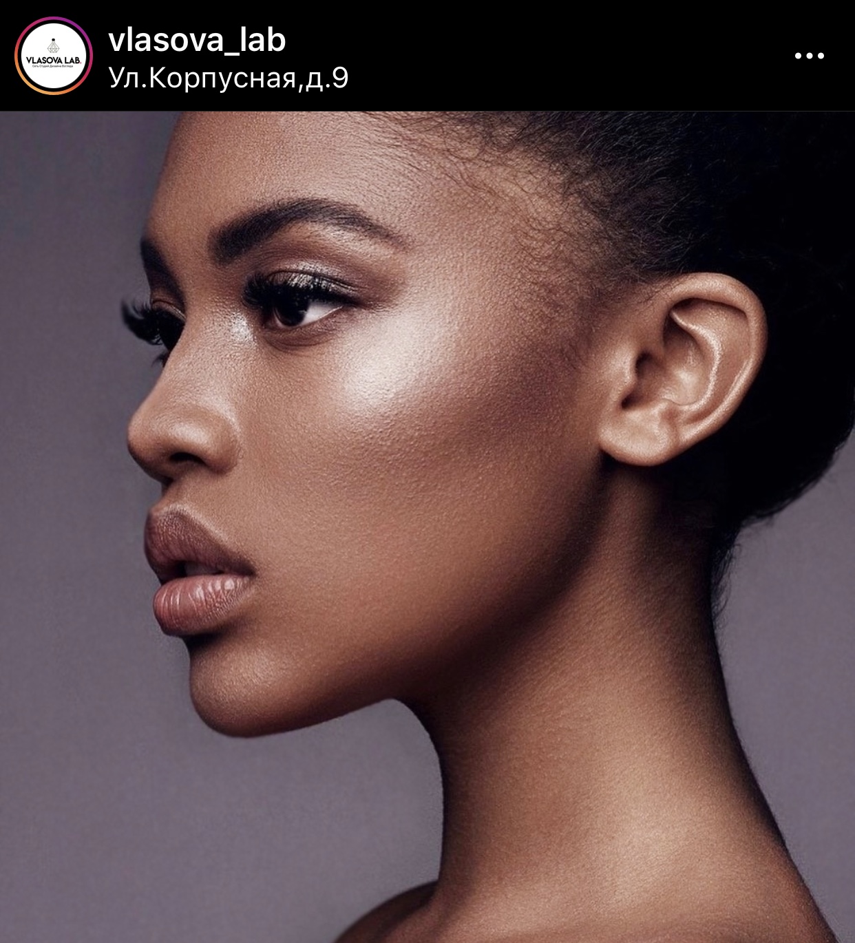 Скрины из Instagram компании Vlasova Lab с несколькими ключевыми мероприятиями: открытие совместной студии с компанией ПИLКИ, участие в TimeOut Beauty Awards и одна из фотосессий