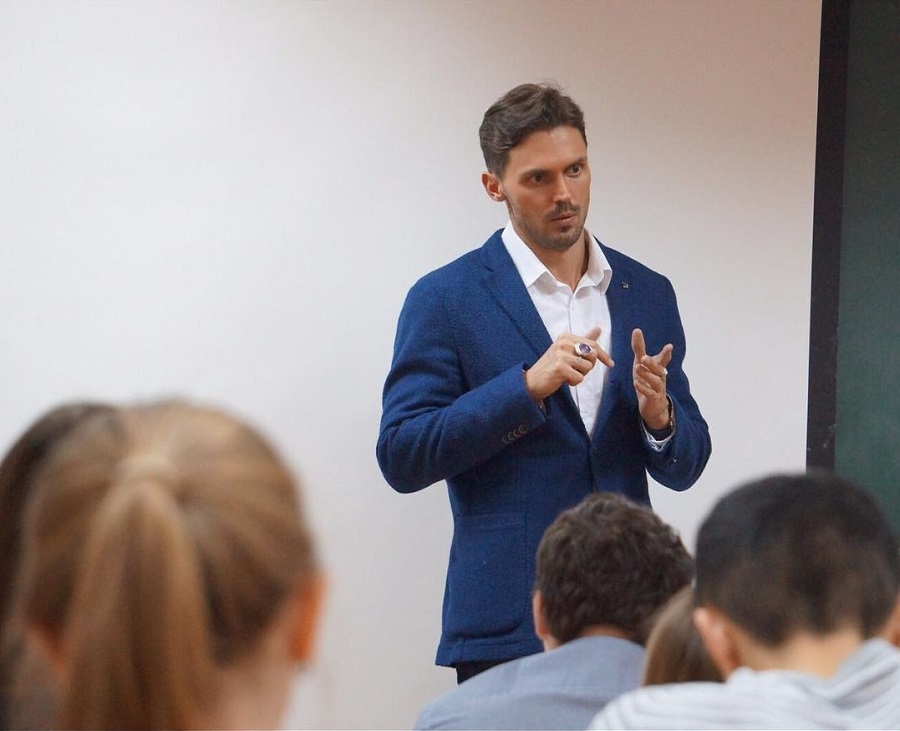 Алексей часто проводит лекции в институтах и выступает на профессиональных конференциях