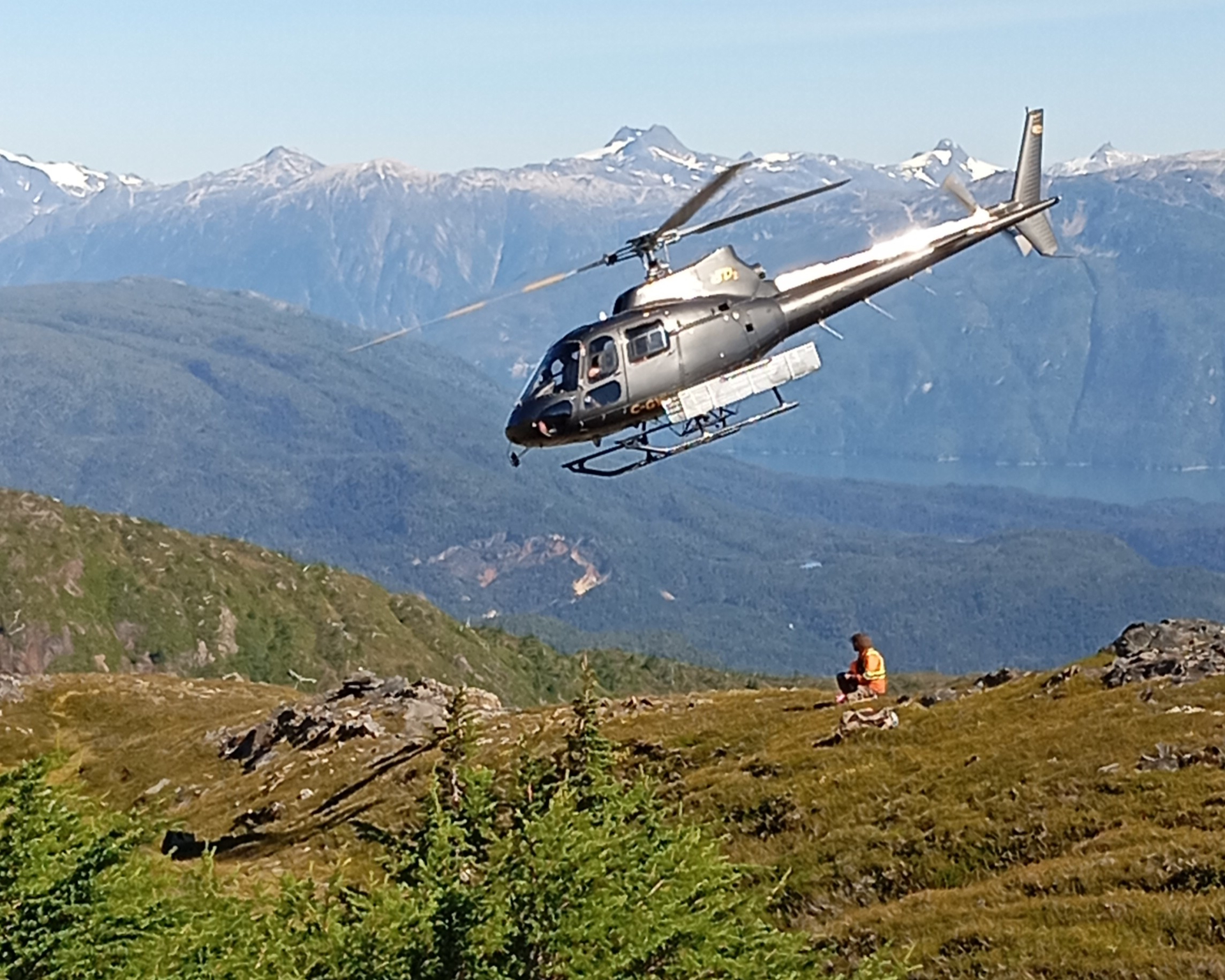 Вместо стоковых фотографий — реальное фото компании Полевые геофизические исследования в горах, вертолет и специалист за работой