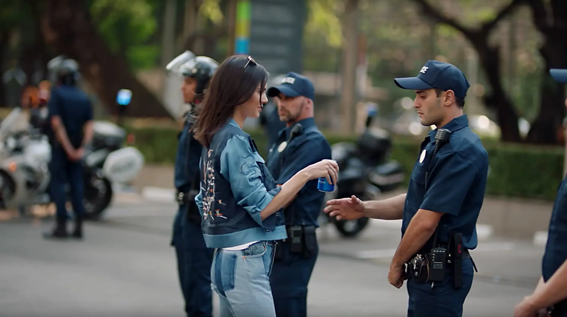 Фрагмент из рекламного ролика Pepsi Фрагмент из рекламного ролика Pepsi
