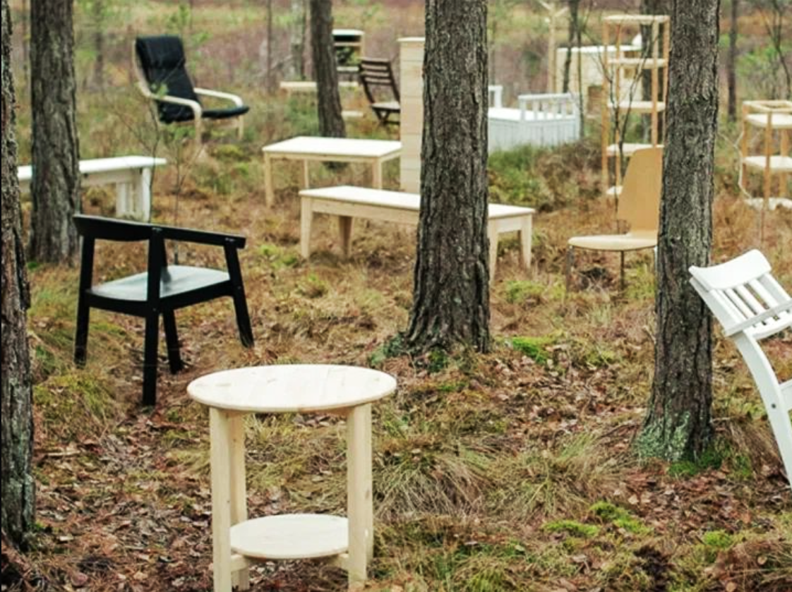 Возврат корпусной мебели — часть глобальной стратегии IKEA Мебель IKEA среди деревьев в лесу символизирует экологичный подход и идею повторного использования