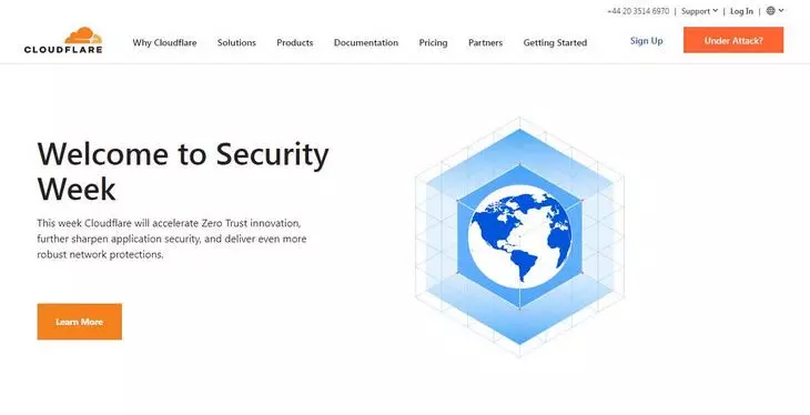 Cloudflare использует технику проксирования — при поиске вашего сайта взломщики увидят, что он расположен на сервере CloudFlare, но настоящие координаты будут скрыты Интерфейс Cloudflare