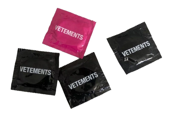 Приглашение на показ Vetements в виде презервативов Приглашение Vetements