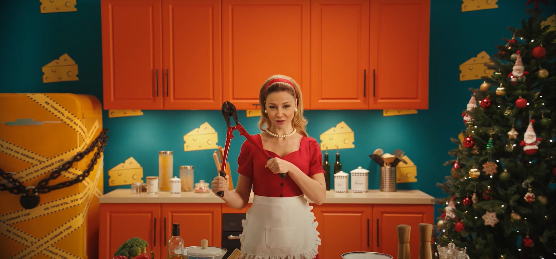 Кадр из рекламы с дипфейком от «Пятерочки»