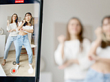 VHS возвращается: почему все полюбили непрофессиональные фото и видео, и как используют их в TikTok и Instagram